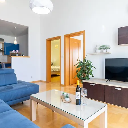 Valis Apartment