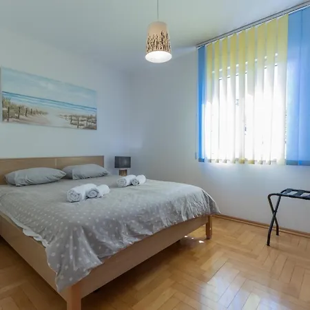 Valis Apartment *